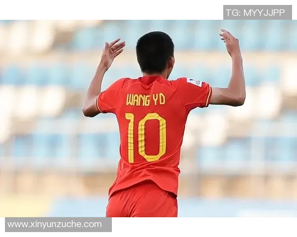 足球球星展现强大胸肌魅力，健硕身材助力赛场突破与拼搏精神